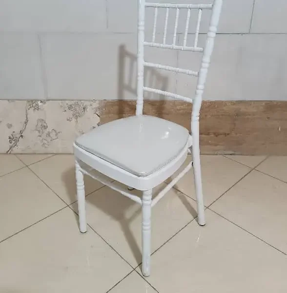 كرسي شيفاري أبيض معدني